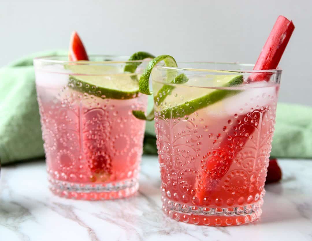 Rhubarb Gin & Tonic Cocktail - Rhubarb Cocktails | The Food Blog | Likör