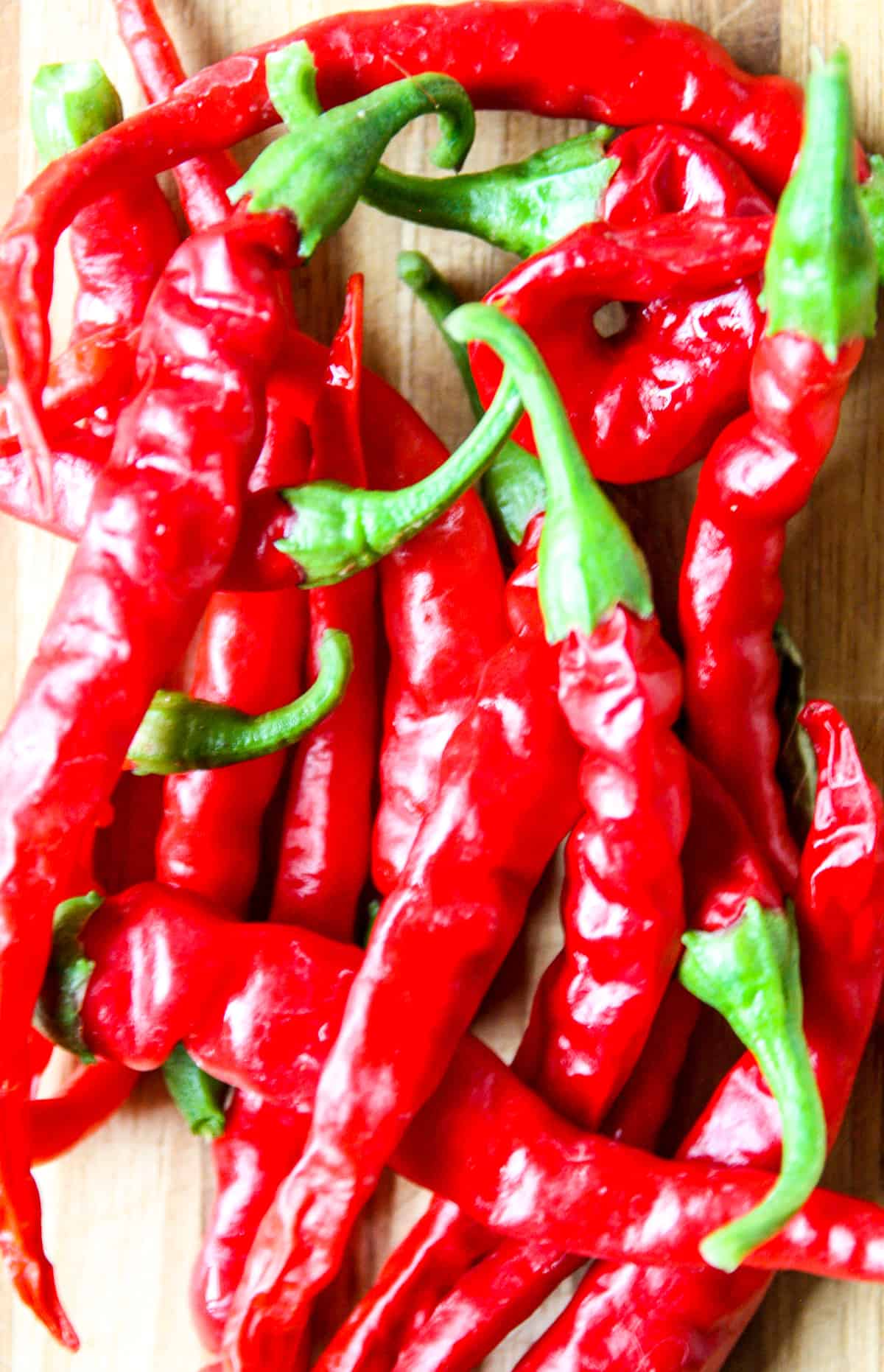 A pile of freshly picked cayenne chili peppers.